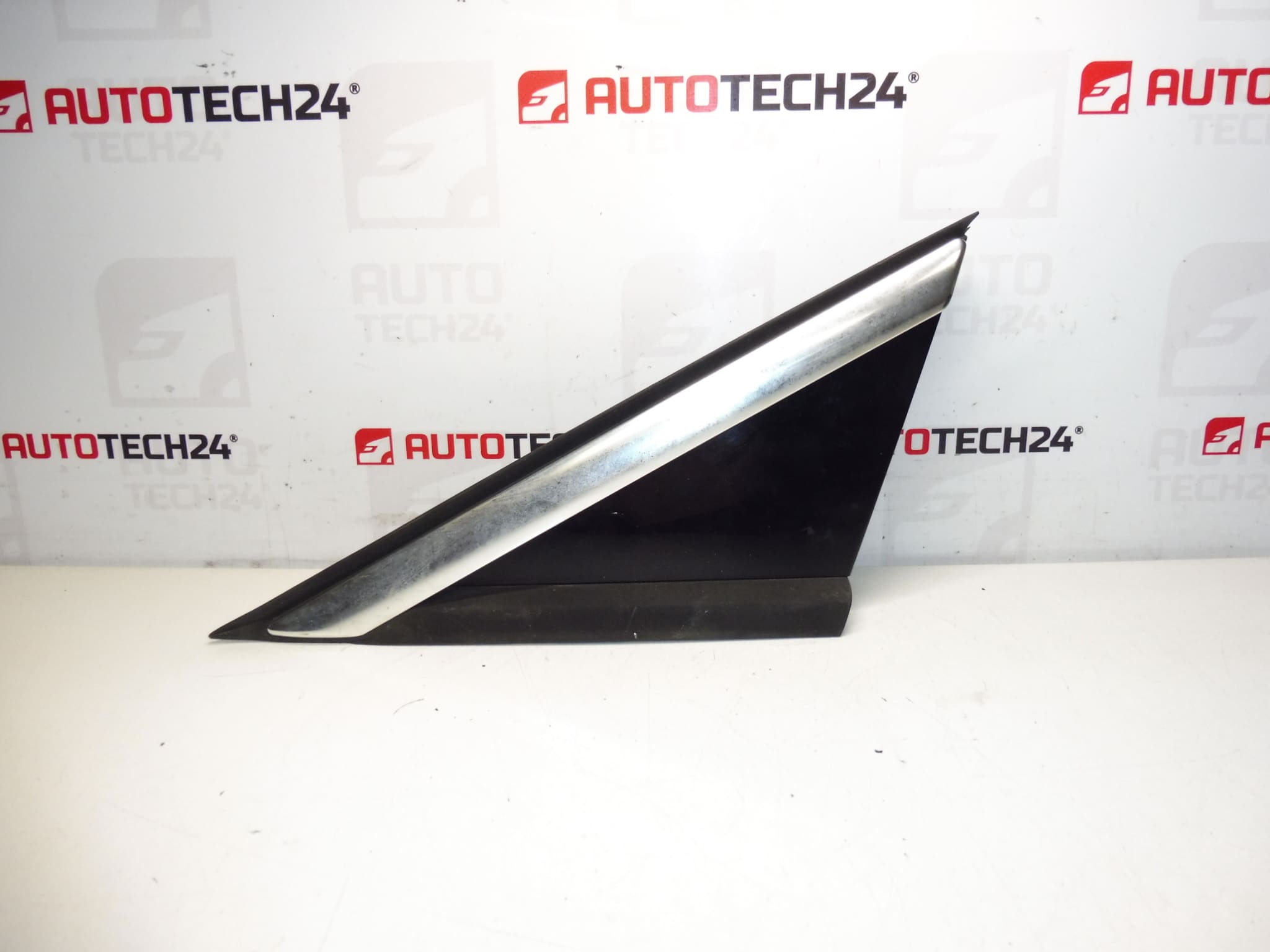 Abdeckung vor dem linken Spiegel Peugeot 3008 und 5008 96842433XY 9025T2