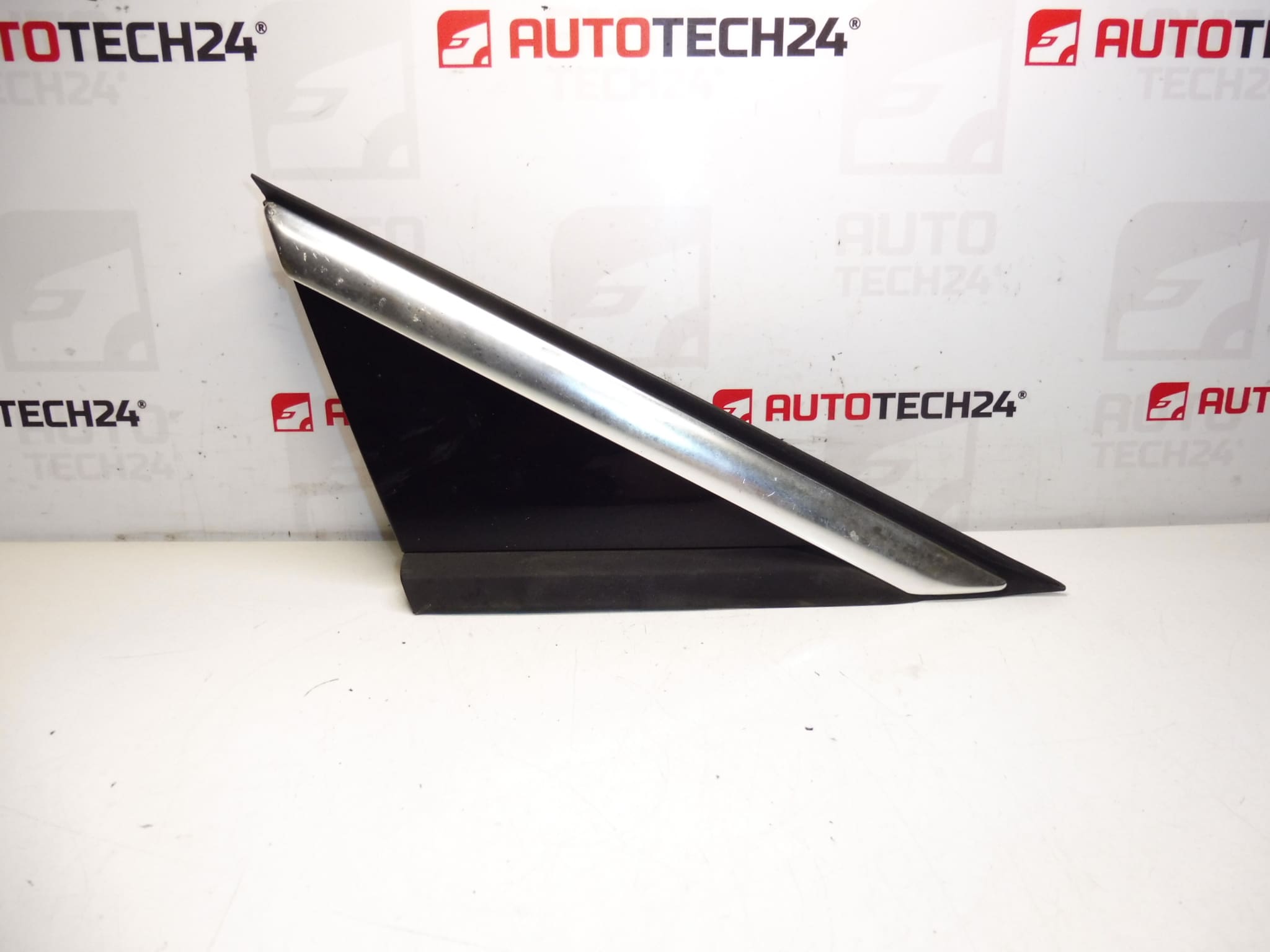 Abdeckung vor dem rechten Spiegel Peugeot 3008 und 5008 96842432XY 9025T0