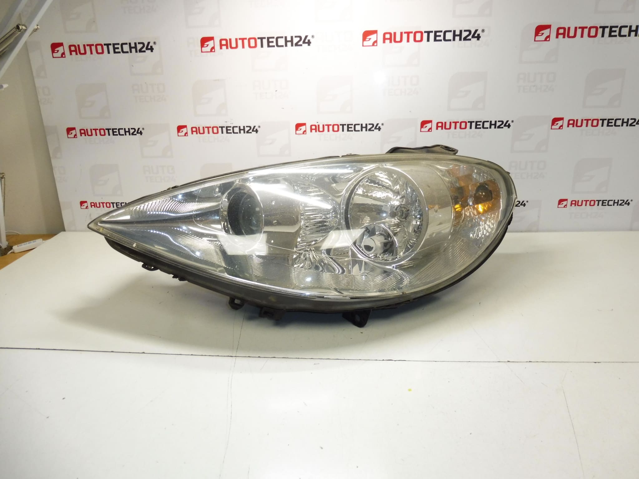 Peugeot 807 Scheinwerfer vorne links 1400964380 89901574 6208F1